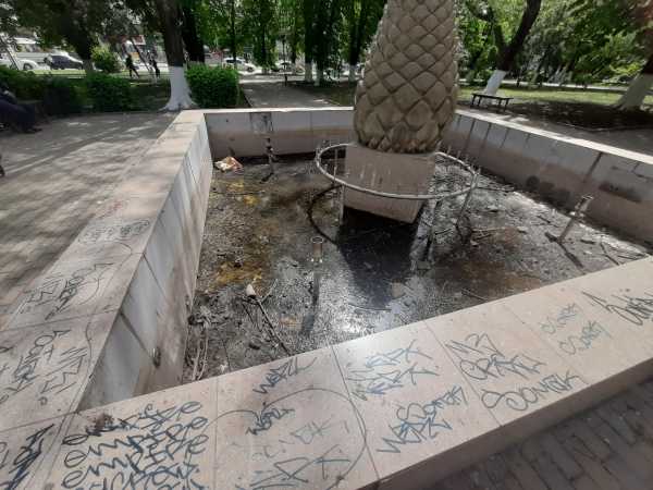 Захламленные фонтаны на площади Ленина в Шахтах пообещали почистить, но не запустят