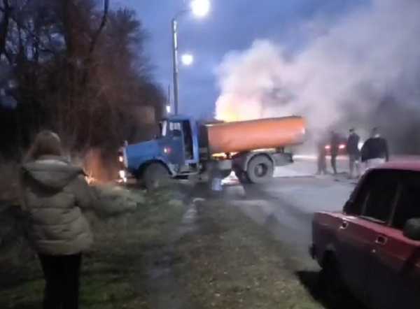 В Шахтах водитель с 8-летней дочкой спаслись из горящего автомобиля: видео